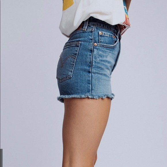 Levi’s Ribcage Shorts - Picture 3 of 7